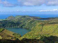 Lagoa Funda und Lagoa Rasa darüber - Insel Flores